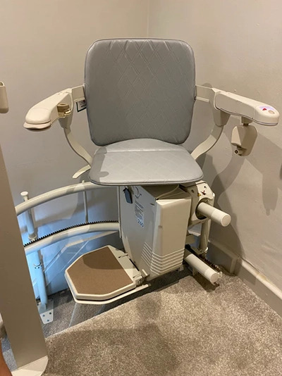Curved reconditioned stairlift